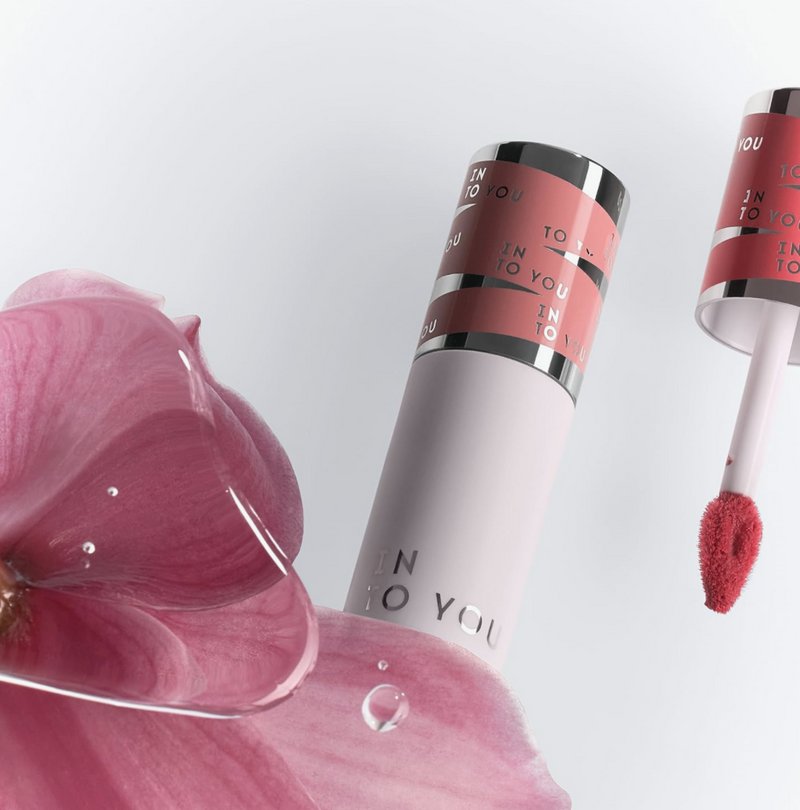 Due to the mud texture it can be firmly on your lips, long-lasting and non-stick.
